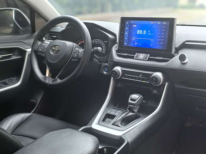 Фото 7 - Toyota RAV4