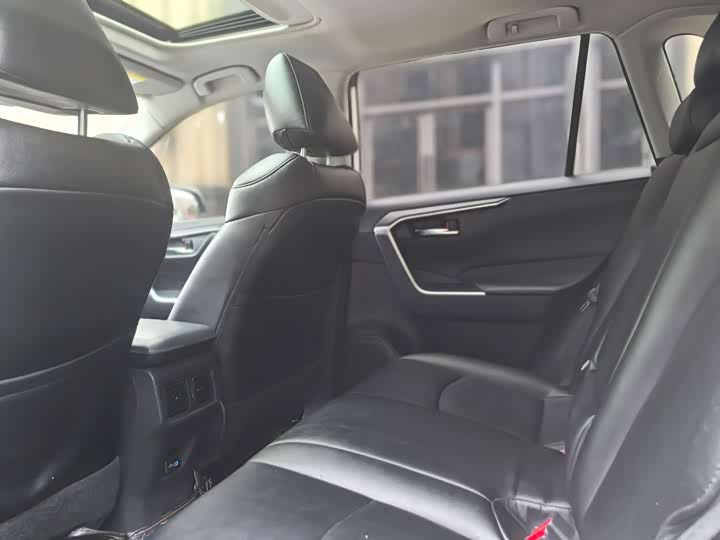 Фото 8 - Toyota RAV4