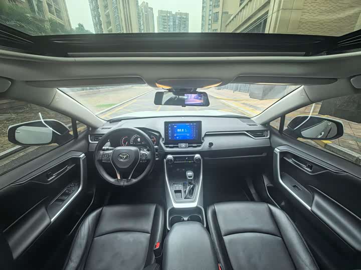 Фото 9 - Toyota RAV4