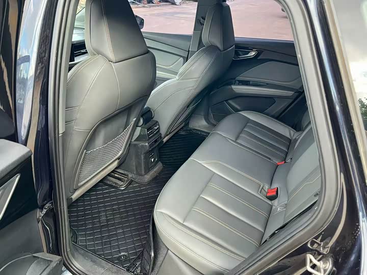 Photo 6 - Audi Q4 e-tron