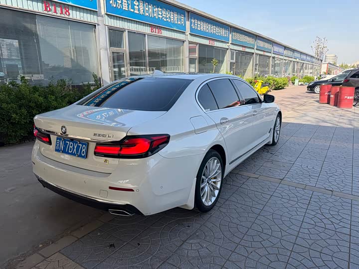 Photo 4 - BMW 5 Series