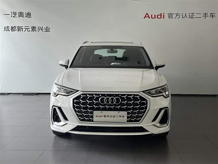Photo 2 - Audi Q3