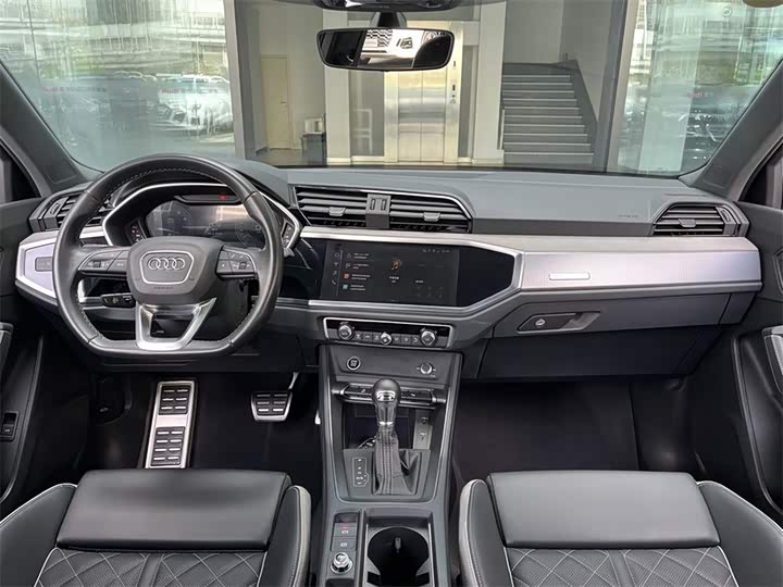Photo 6 - Audi Q3