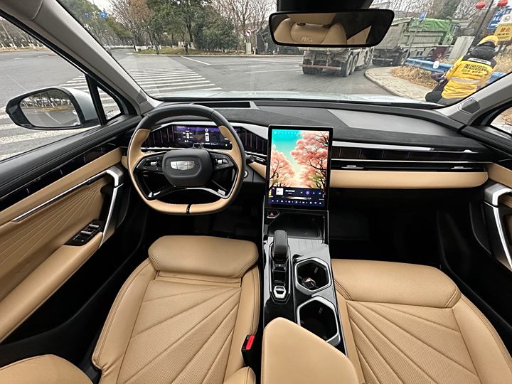 Фото 10 - Geely Atlas L