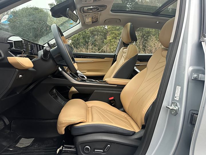 Фото 7 - Geely Atlas L