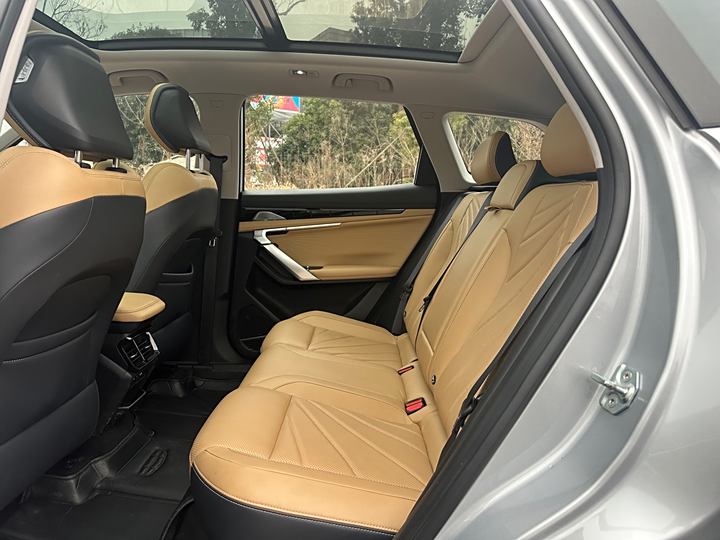 Фото 8 - Geely Atlas L
