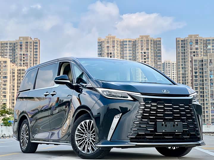 Photo 3 - Lexus LM