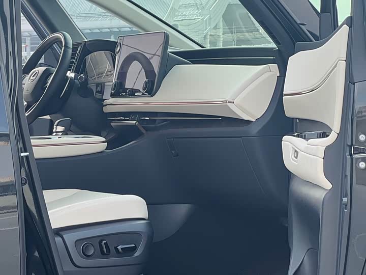 Photo 6 - Lexus LM