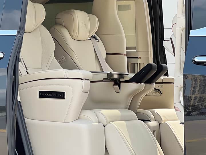Photo 7 - Lexus LM
