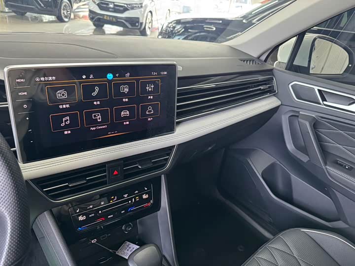 Фото 8 - Volkswagen Tiguan L Pro