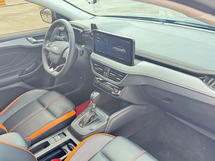 Ford Focus 2022 2022款 三厢 EcoBoost 180 自动竞速版