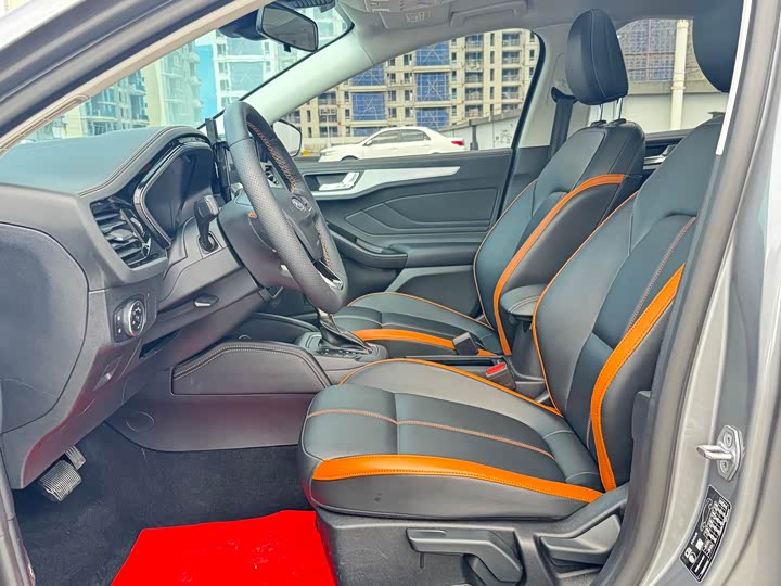 Ford Focus 2022 2022款 三厢 EcoBoost 180 自动竞速版