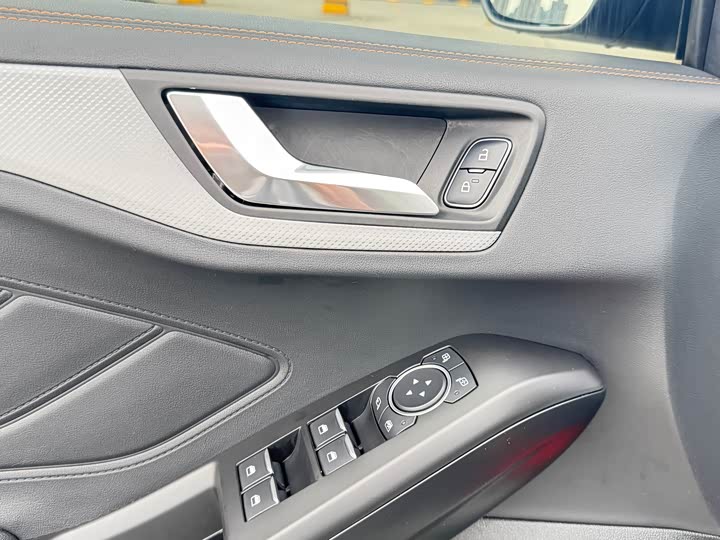 Ford Focus 2022 2022款 三厢 EcoBoost 180 自动竞速版