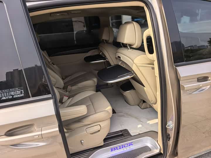 Фото 9 - Buick GL8 ES