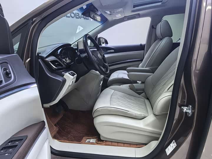 Photo 8 - Buick GL8 ES