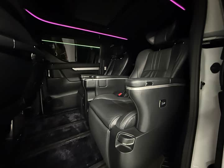 Фото 8 - Toyota Alphard