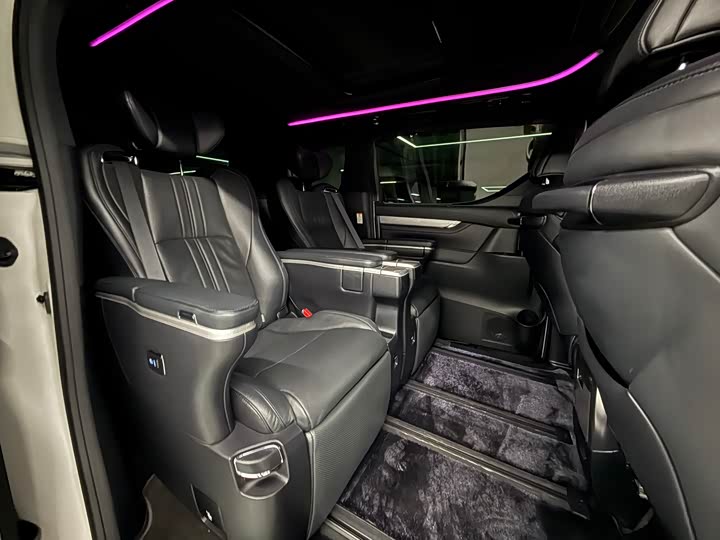Фото 9 - Toyota Alphard