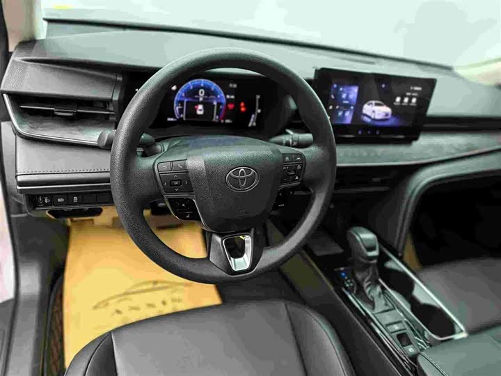 Фото 8 - Toyota Camry