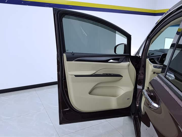 Photo 7 - Buick GL8 ES