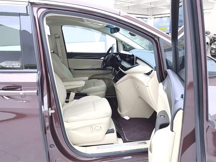Photo 8 - Buick GL8 ES