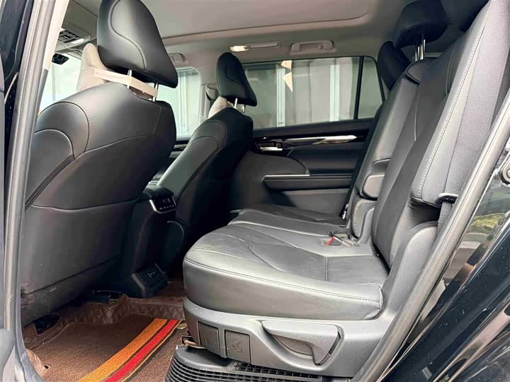 Photo 4 - Toyota Highlander
