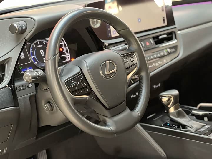 Фото 7 - Lexus ES
