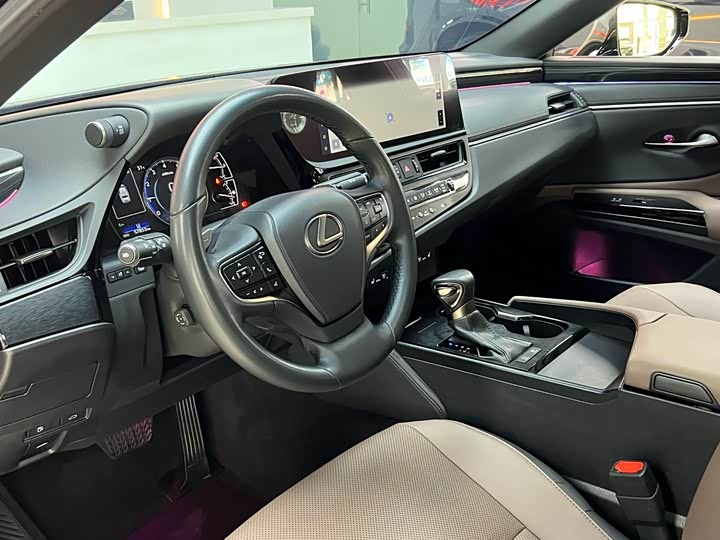 Фото 8 - Lexus ES