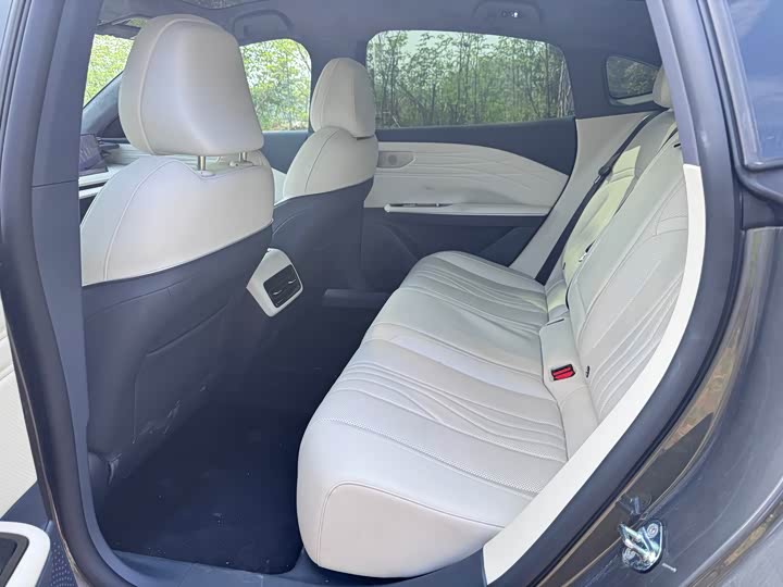 Geely Galaxy E8 2024 2024款 665km 后驱星舰 智驾版