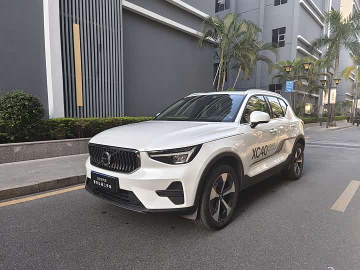 2025 Volvo XC40