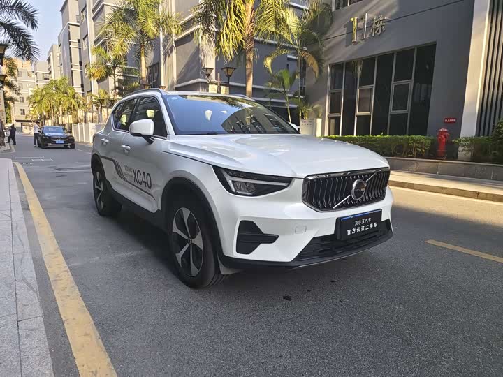 2025 Volvo XC40