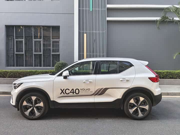 2025 Volvo XC40