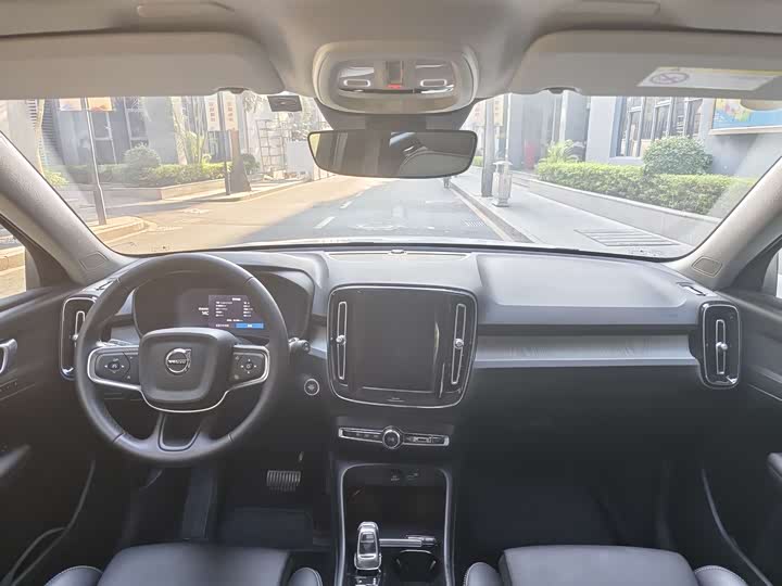 2025 Volvo XC40
