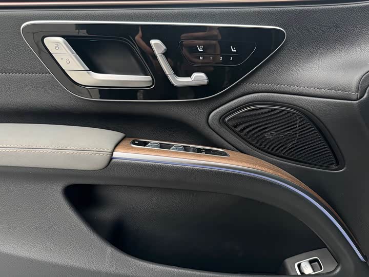 Photo 9 - Mercedes-Benz EQS