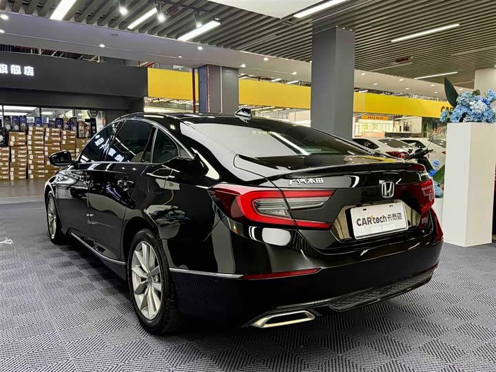 Фото 4 - Honda Accord