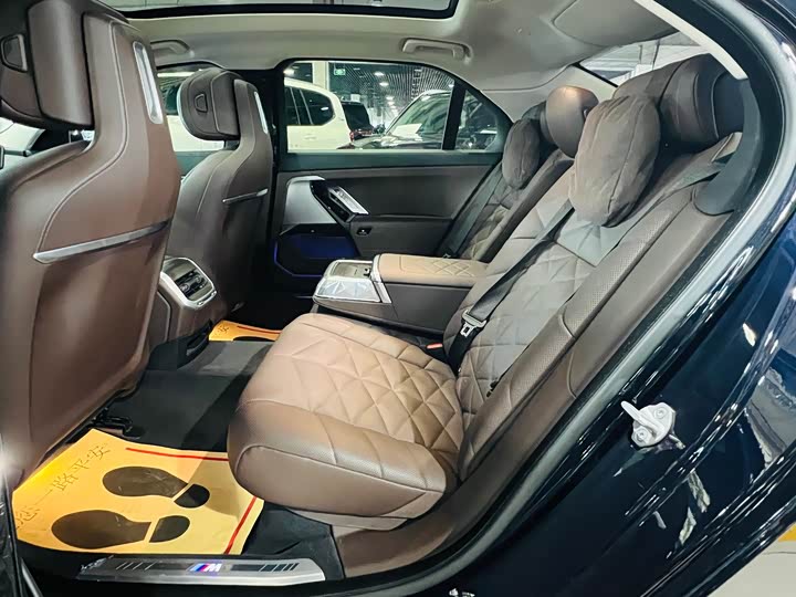 Фото 6 - BMW 7 Series