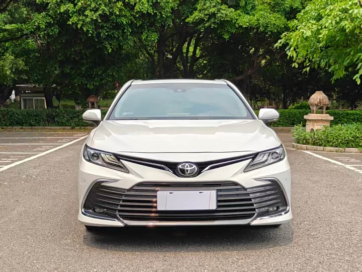 Фото 2 - Toyota Camry