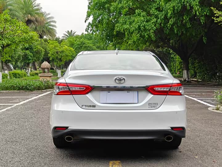 Фото 8 - Toyota Camry