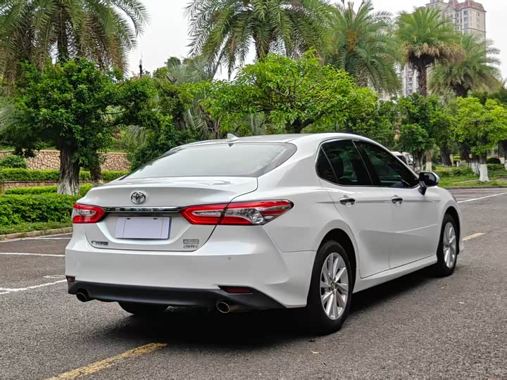 Фото 9 - Toyota Camry