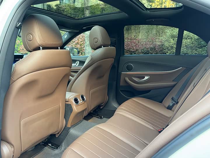 صورة 7 - Mercedes-Benz E-Class