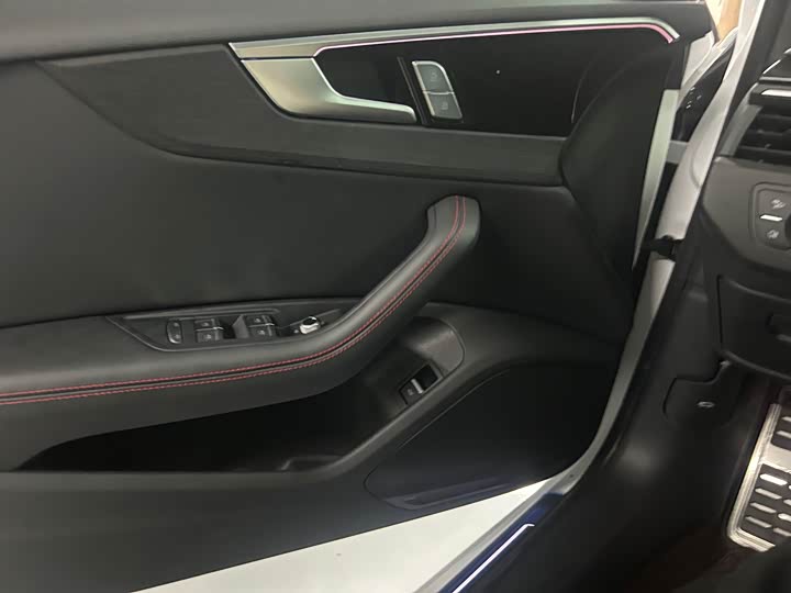 Фото 4 - Audi A4L