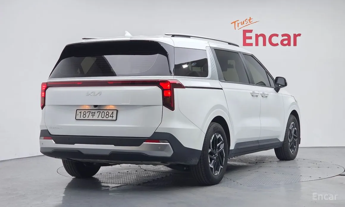 Фото 2 - Kia Carnival