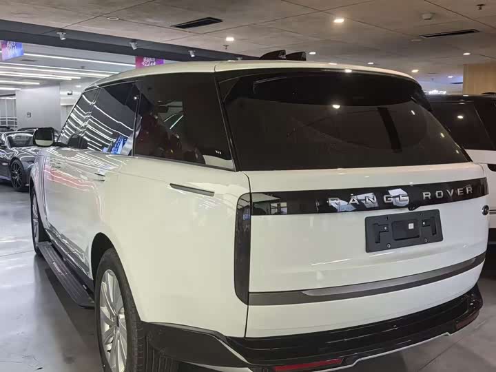 Land Rover Range Rover 2026 2026款 3.0 L6 400PS SE长轴版