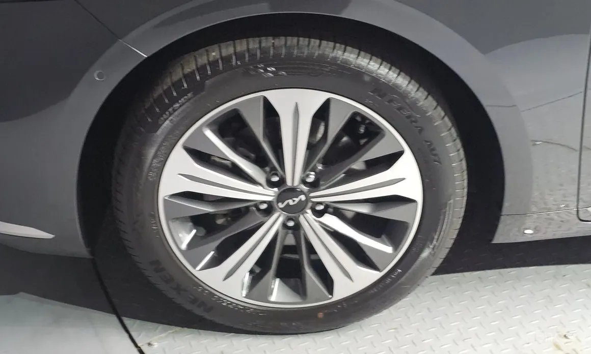 Photo 5 - Kia K8