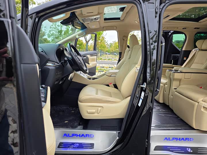 Фото 4 - Toyota Alphard