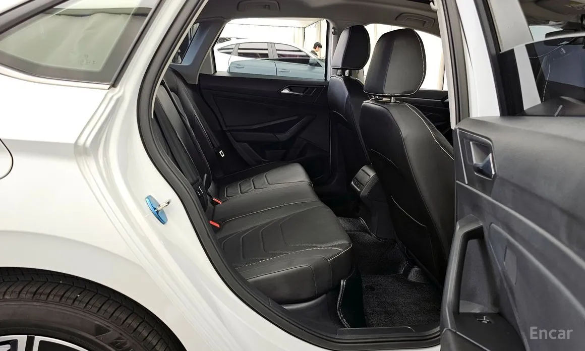 Photo 12 - Volkswagen Jetta
