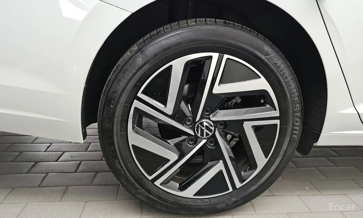 Photo 5 - Volkswagen Jetta