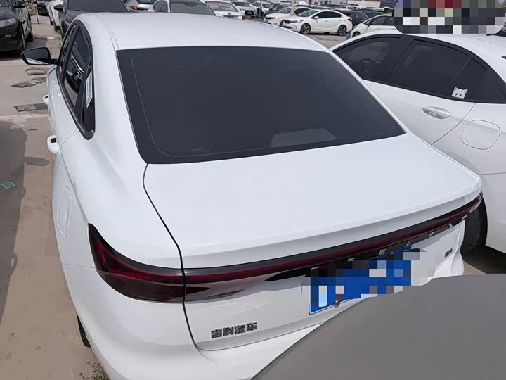 Фото 8 - Geely Emgrand