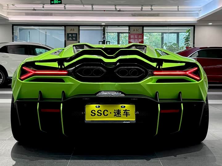 2023 Lamborghini Revuelto
