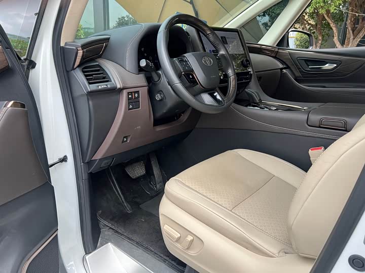 Фото 2 - Toyota Alphard