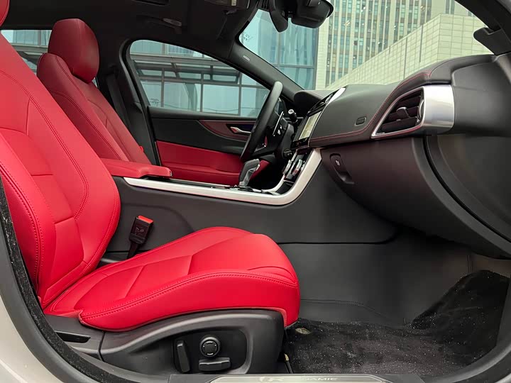 Jaguar XE L 2025 2025款 2.0T 250PS R-DYNAMIC 90周年典藏版